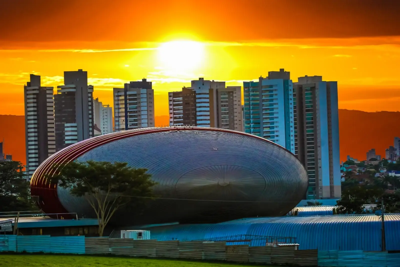 Pôr do sol sobre o skyline de Campo Grande/MS